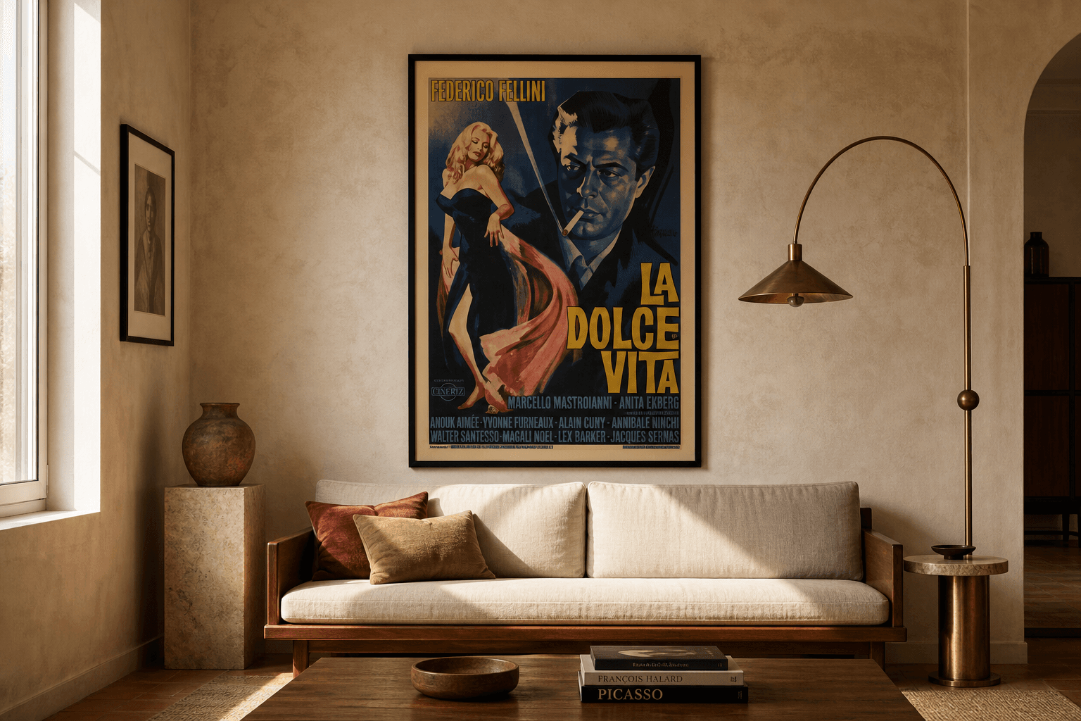 Soggiorno italiano elegante con locandina La Dolce Vita incorniciata sopra il divano